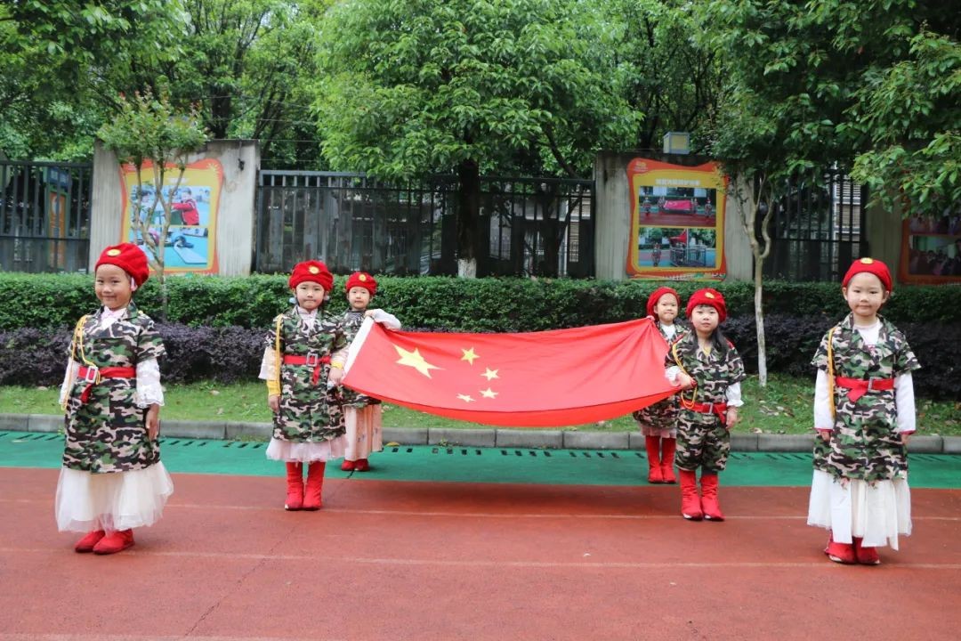 我是光荣的护旗手——川师实外幼儿园第十周升旗仪式